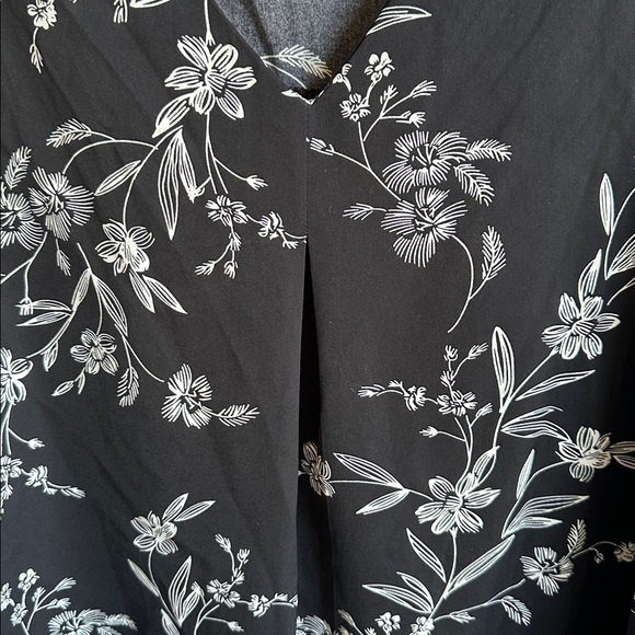 Anyally black and ivory floral print tunic tank top, size XL - Picture 4 of 8